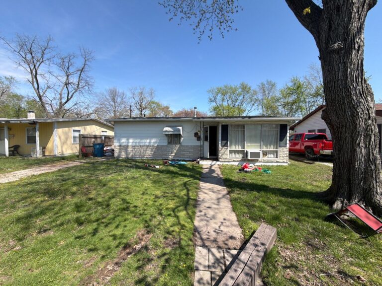 1323 Cedar St, Centralia, IL 62801