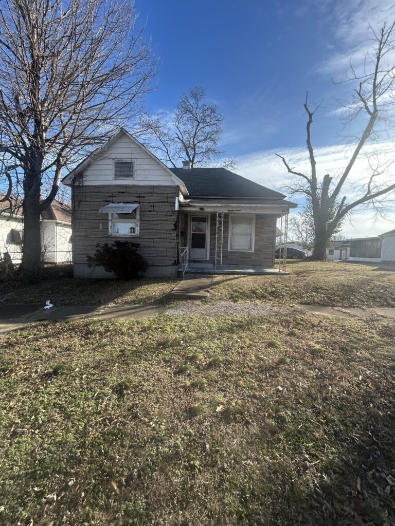 404 S Thomas St, Christopher IL 62,822
