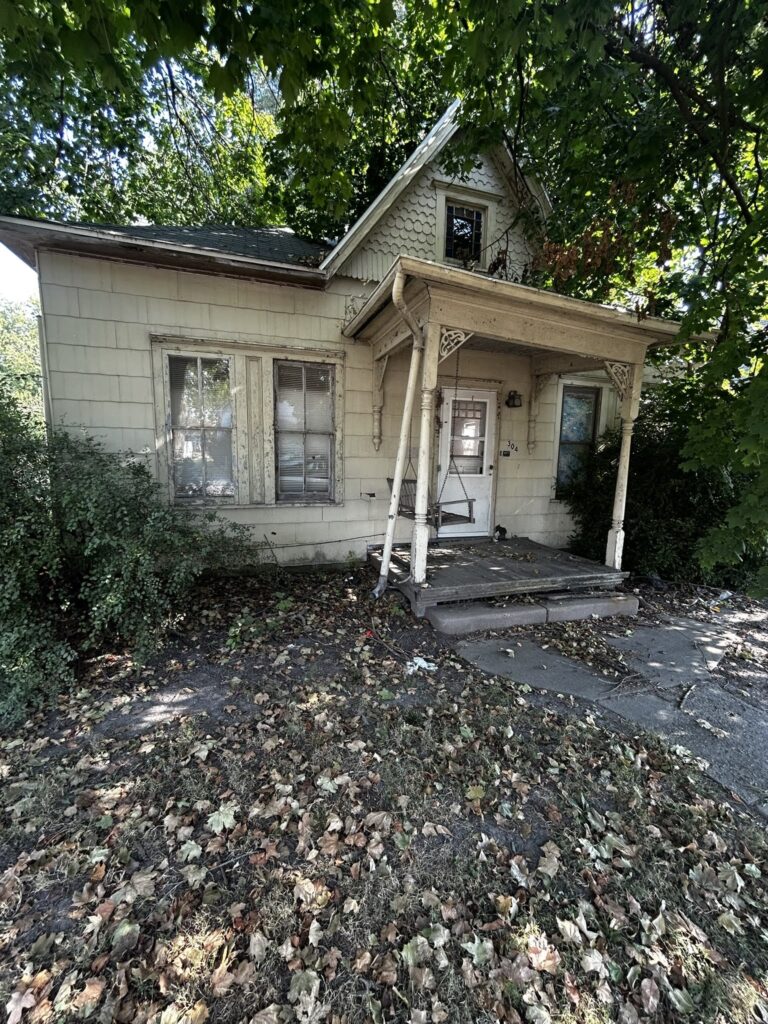304 N Spruce St, Nokomis, IL 62075