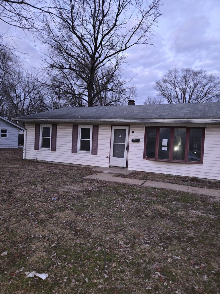 1617 Parklane Dr Cahokia, IL 62206