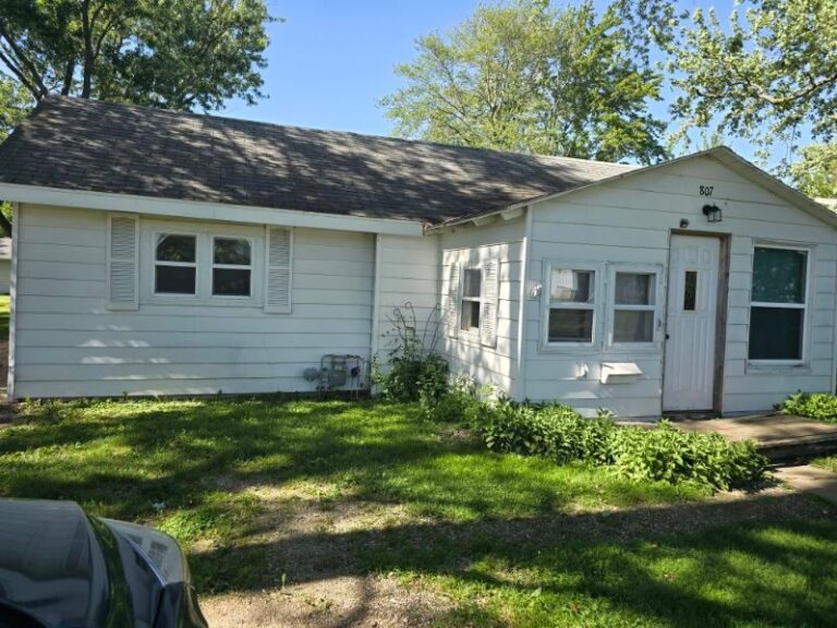 807 W Illinois St, Oblong IL 62,449